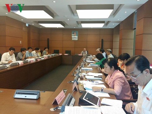 NA deputies discuss ways to promote economic development - ảnh 1